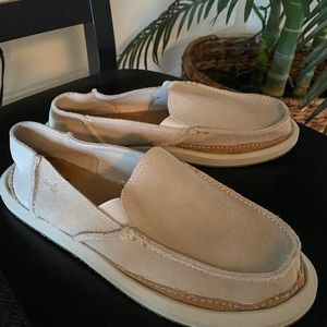 Sanuk  wonen’s Donna Artesano loafer flat